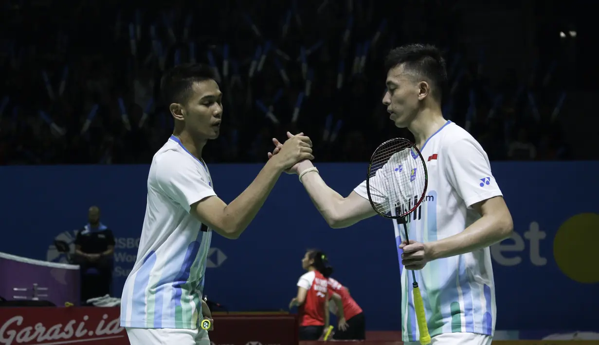 Ganda putra Indonesia, Fajar Alfian/Muhammad Rian Ardianto, saat melawan ganda China, Huang Kai Xiang/Liu Cheng, pada Blibli Indonesia Open 2019 di Istora Senayan, Jakarta, Rabu (17/7). Fajar/Rian menang 18-21, 21-14, 21-16. (Bola.com/Yoppy Renato)