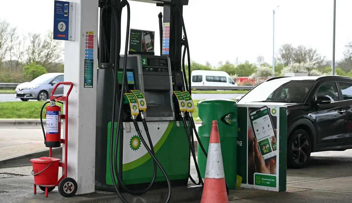 Saat ini, di Inggris, harga bensin kini menembus level di atas 1,5 paun per liter, atau sekitar 7,25 dolar AS per galon. Sementara, harga solar (diesel) melonjak hingga 1,77 paun per liter, atau sekitar 8,54 dolar AS per galon. Tampak dalam foto, pompa-pompa yang tidak digunakan untuk berbagai jenis bahan bakar terlihat di sebuah Stasiun Pengisian Bahan Bakar Umum (SPBU) di jalan A3, sebelah utara Guildford di Inggris selatan pada 29 Maret 2026. (JUSTIN TALLIS/AFP)