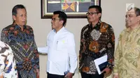 Ketua BPK Moermahadi Soerja Djanegara (kiri) berbincang dengan anggota Pansus Angket KPK jelang Rapat Koordinasi di Gedung BPK RI, Jakarta, Selasa (4/7). Pertemuan tersebut berlangsung tertutup. (Liputan6.com/Helmi Fithriansyah)
