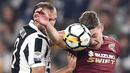 Bek Juventus, Giorgio Chiellini, duel udara dengan striker Torino, Andrea Belotti, pada laga Serie A, Italia, di Stadion Allianz, Sabtu (23/9/2017). Juventus menang 4-0 atas Torino. (AP/Alessandro Di Marco)