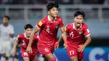 Selebrasi pemain Timnas Indonesia U-17, Arkhan Kaka (tengah) setelah mencetak gol penyeimbang 1-1 ke gawang Timnas Panama U-17 lewat sundulan kepala pada laga kedua Grup A Piala Dunia U-17 2023 di Stadion Gelora Bung Tomo (GBT), Surabaya, Senin (13/11/2023). (Bola.com/Bagaskara Lazuardi)
