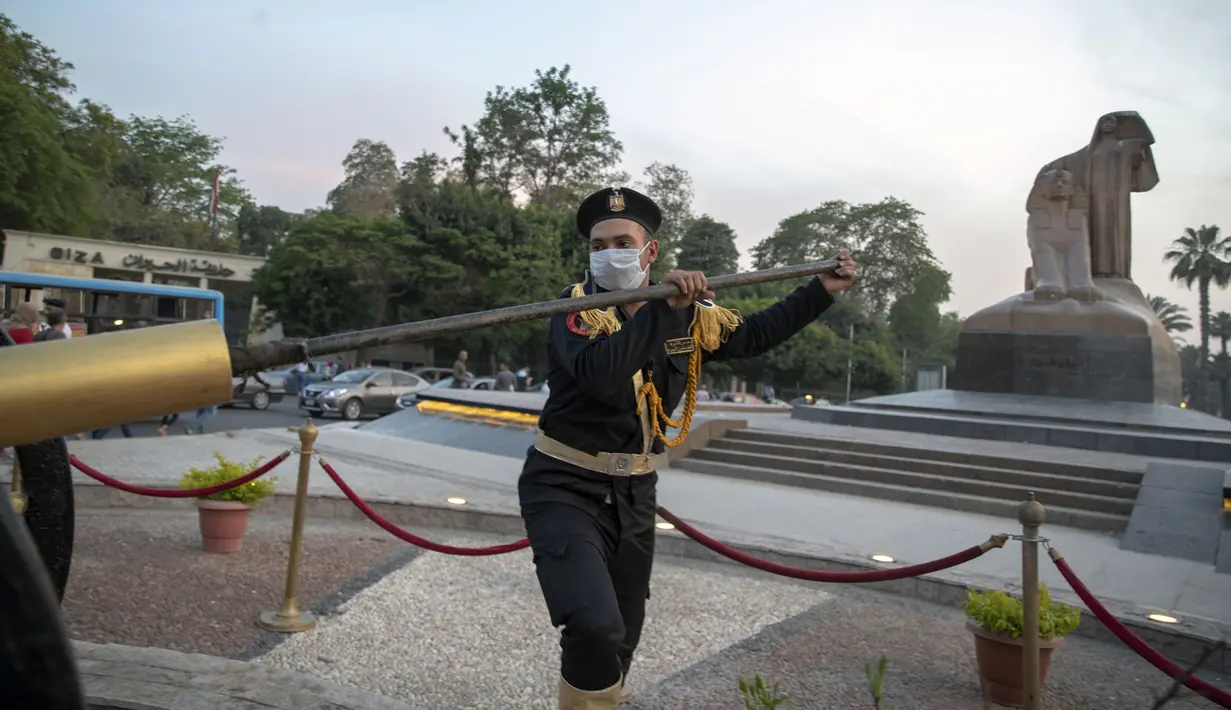 Seorang penjaga bersiap menembakkan meriam iftar di Giza, Mesir, Sabtu (16/5/2020). Meriam iftar ditembakkan setiap hari selama bulan suci Ramadan untuk menandakan waktu berbuka puasa (iftar) bagi umat muslim saat matahari terbenam. (Xinhua/Ahmed Gomaa)
