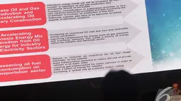 Staf Khusus Menteri BUMN RI memaparkan presentasinya pada Pertamina Energy Outlook 2015 hari ke-2 di Ballroom 3 Pacific Place, Jakarta, Kamis (4/12/2014). (Liputan6.com/Faizal Fanani)