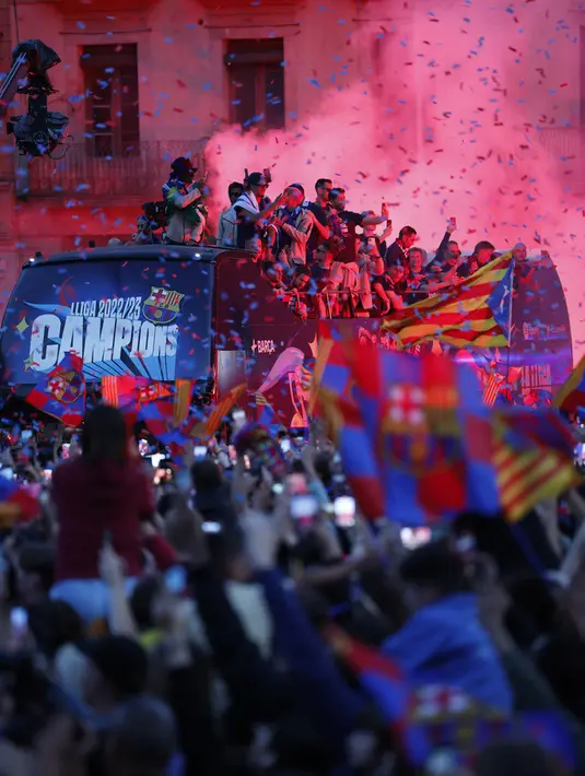 <p>La Blaugrana memastikan gelar juara Liga Spanyol pertama mereka sejak 2019 dengan kemenangan derbi 4-2 di kandang Espanyol untuk meraih trofi dengan empat pertandingan tersisa pada 2022/2023.&nbsp;(AP Photo/Joan Monfort)</p>
