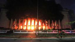 Kebakaran besar menghanguskan gedung Pos bersejarah yang berusia puluhan tahun itu. (AFP/STR)