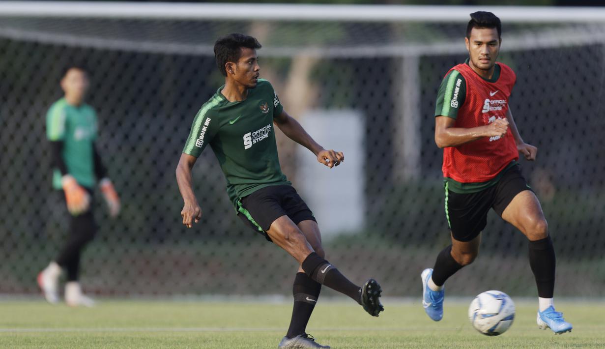 Pemain Timnas Indonesia U-22, Zulfiandi, mengirim umpan saat latihan di Lapangan F Senayan, Jakarta, Jumat (15/11). Latihan ini persiapan jelang Sea Games 2019 Filipina. (Bola.com/Vitalis Yogi Trisna)