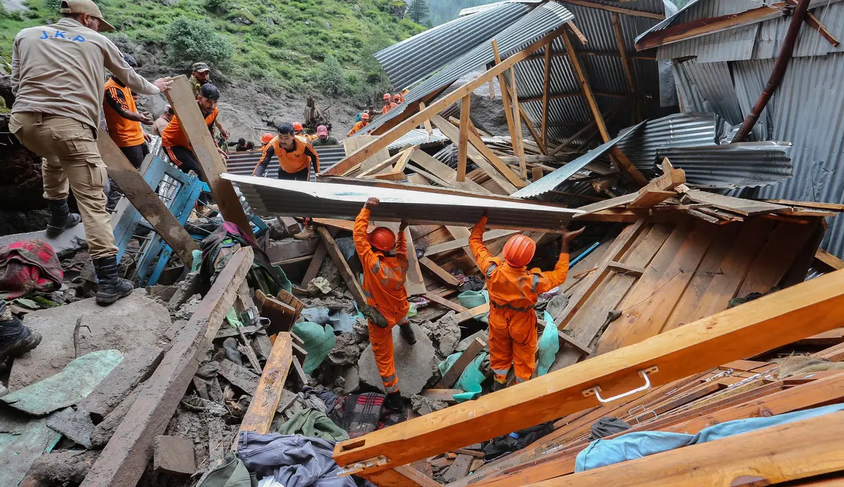 Banjir bandang yang melanda desa Chositi, Distrik Kishtwar, Kashmir, India, pada Kamis (14/8/2025) setelah hujan deras memicu terjadinya bencana tanah longsor. (Mir Imran/AFP)