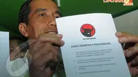 Jokowi menunjukkan kepada wartawan surat 4 Perintah Perjuangan yang diberikan Megawati kepada dirinya Senin (31/3/2014) (Liputan6.com/Herman Zakharia)
