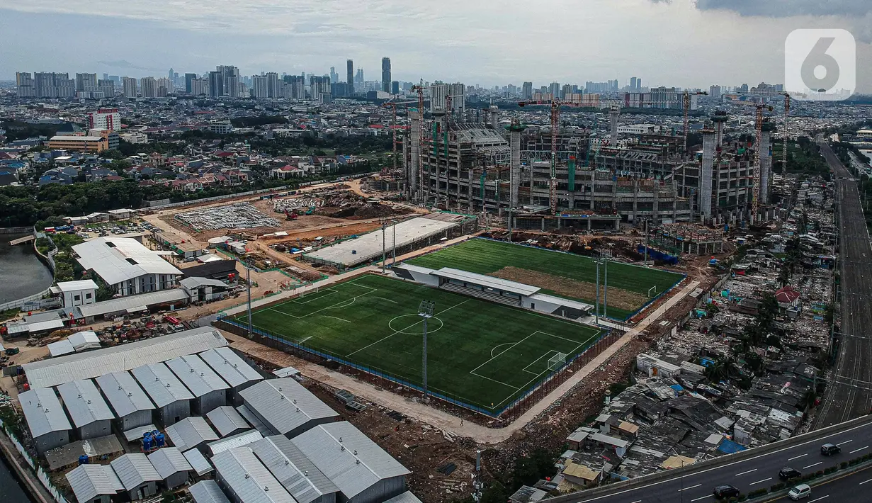 Foto dari udara menunjukkan lapangan latih Jakarta International Stadium (JIS), Jakarta, Senin (28/12/2020). JIS direncanakan mempunyai lapangan utama yang dapat menampung penonton hingga 82 ribu dengan fasilitas berstandar internasional. (Liputan6.com/Faizal Fanani)