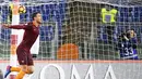 Pemain AS Roma, Edin Dzeko merayakan golnya ke gawang Fiorentina pada lanjutan Serie A Italia di  Olimpico stadium, Roma, (7/2/2017). AS Roma menang 4-0. (EPA/Maurizio Brambatti)