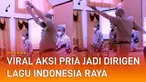 Kedua tangannya diangkat tinggi-tinggi, gerakannya yang menggebu-gebu disorot.