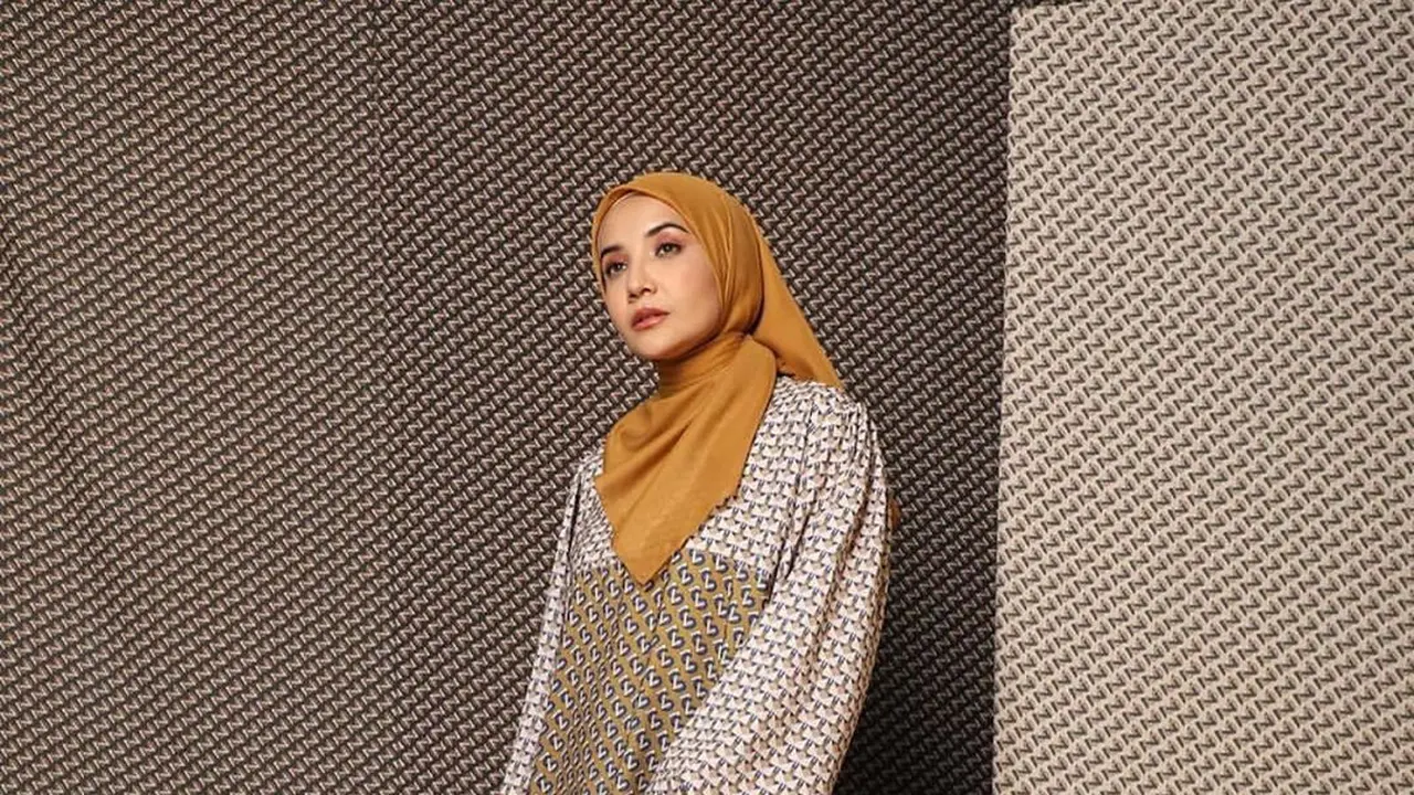 7 Gaya Hijab Simpel ala Zaskia Sungkar, Tetap Stylish dan Jadi Inspirasi