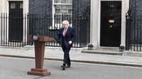 Perdana Menteri Inggris, Boris Johnson berjalan keluar dari 10 Downing Street untuk memberikan pernyataan pada hari pertamanya kembali bekerja di London, Senin (27/4/2020). Ini menjadi kemunculan pertama PM Johnson di depan publik setelah hampir sebulan terinfeksi COVID-19.  (DANIEL LEAL-OLIVAS/AFP)