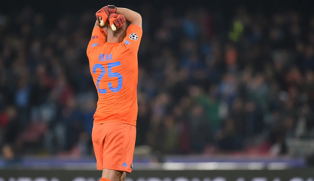Kiper Napoli, Pepe Reina kecewa setelah gawangnya kebobolan empat gol saat melawan Manchester City pada laga Liga Champions grup F di San Paolo stadium, Naples, (1/11/2017). City menang 4-2. (AFP/Filippo Monteforte)