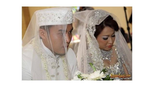 Sempat Nikah Siri, Ini 6 Potret Lawas Pernikahan Okie Agustina dan Gunawan Dwi Cahyo