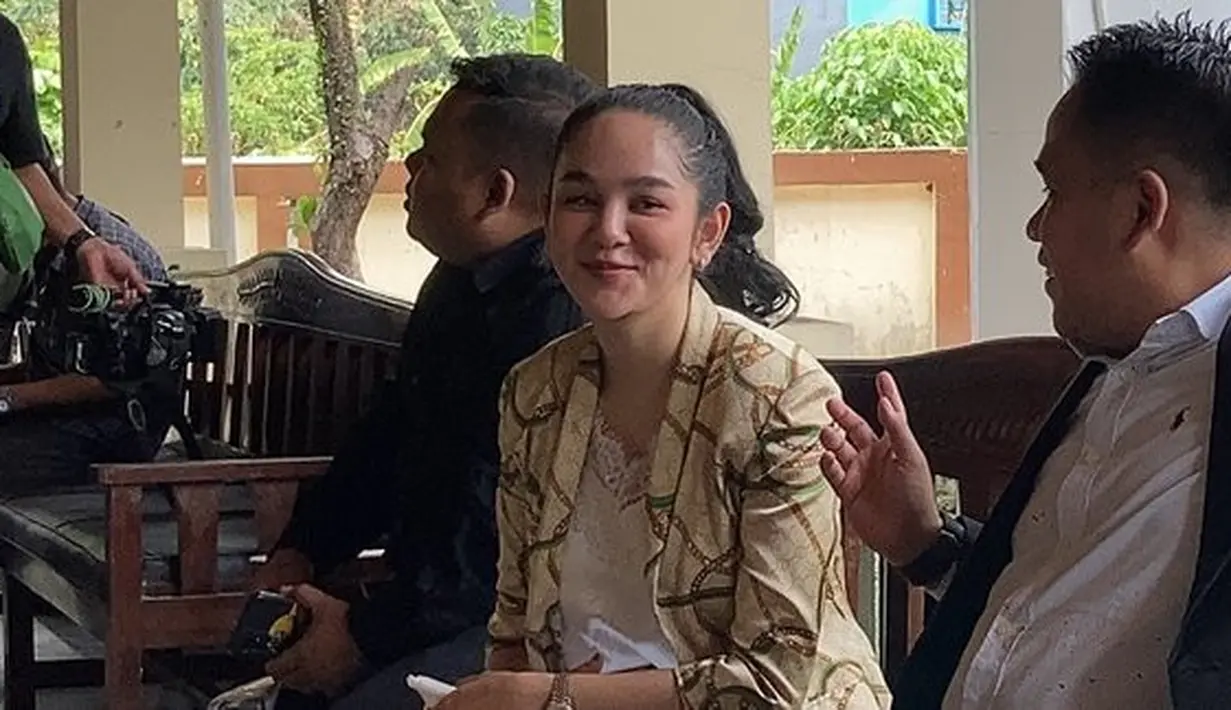 Niat awal menikah muda dan berakhir di Pengadilan Agama, membuat Hana Hanifah trauma. Ia mengaku akan lebih selektif dan belum ingin mencari penganti dalam waktu dekat ini. "Lebih tepatnya trauma sih, sendiri lebih enak," pungkasnya.  [Foto: ©KapanLagi.com/Nuzulur Rakhmah]