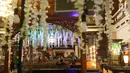 Suasana persiapan gedung pernikahan Putri Presiden Joko Widodo Kahiyang Ayu dan Bobby Nasution di Graha Saba, Solo, Senin (6/11). Pernikahan anak presiden tersebut akan berlangsung pada Rabu (8/11) esok. (Liputan6.com/Angga Yuniar)