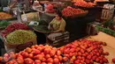 Pedagang memilih cabai untuk di jual di pasar, Jakarta, Senin (20/2). Kementan tidak akan mengambil langkah untuk mengimpor cabe dan bawang. Walau pun saat ini, harga cabe dan bawang mengalami keniakan. (Liputan6.com/Angga Yunair)