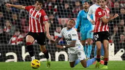 Ekspresi kesakitan pemain Girona, Savio Moreira saat berusaha melewati pemain Athletic Bilbao pada laga lanjutan Liga Spanyol 2023/2024 di San Mames Stadium, Bilbao, Spanyol, Selasa (20/02/2024) dini hari WIB. (AFP/Ander Gillenea)