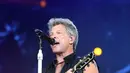 Selang 20 tahun, Bon Jovi kembali hadir di Indonesia menyapa penggemar setianya, bukan hanya formasi band saja yang sudah berubah, penampilan Jon sang vokalis pun tidak lagi seperti dulu. (Foto: Faizal Fanani/Liputan6.com)
