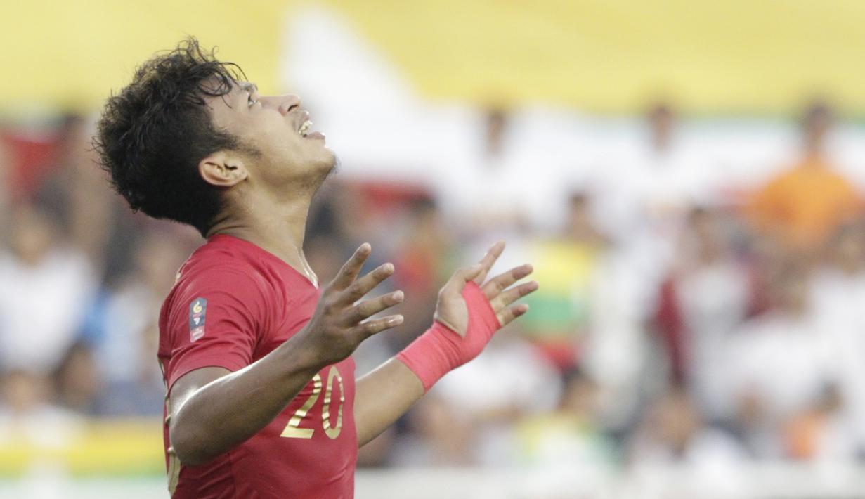 Striker Timnas Indonesia U-22, Osvaldo Haay, kecewa gagal membobol gawang Myanmar U-22 di di Stadion Rizal Memorial, Manila, Sabtu (7/12). Indonesia menang 4-2 atas Myanmar. (M Iqbal Ichsan)