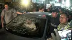 Diduga masbuk sebuah mobil sedan menabrak 2 sepeda motor hingga akhirnya dirusak oleh massa