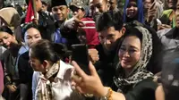 Politikus Partai berkarya Titiek Soeharto mengikuti aksi unjuk rasa di depan Gedung Bawaslu. (Liputan6.com/ Ady Anugrahadi)