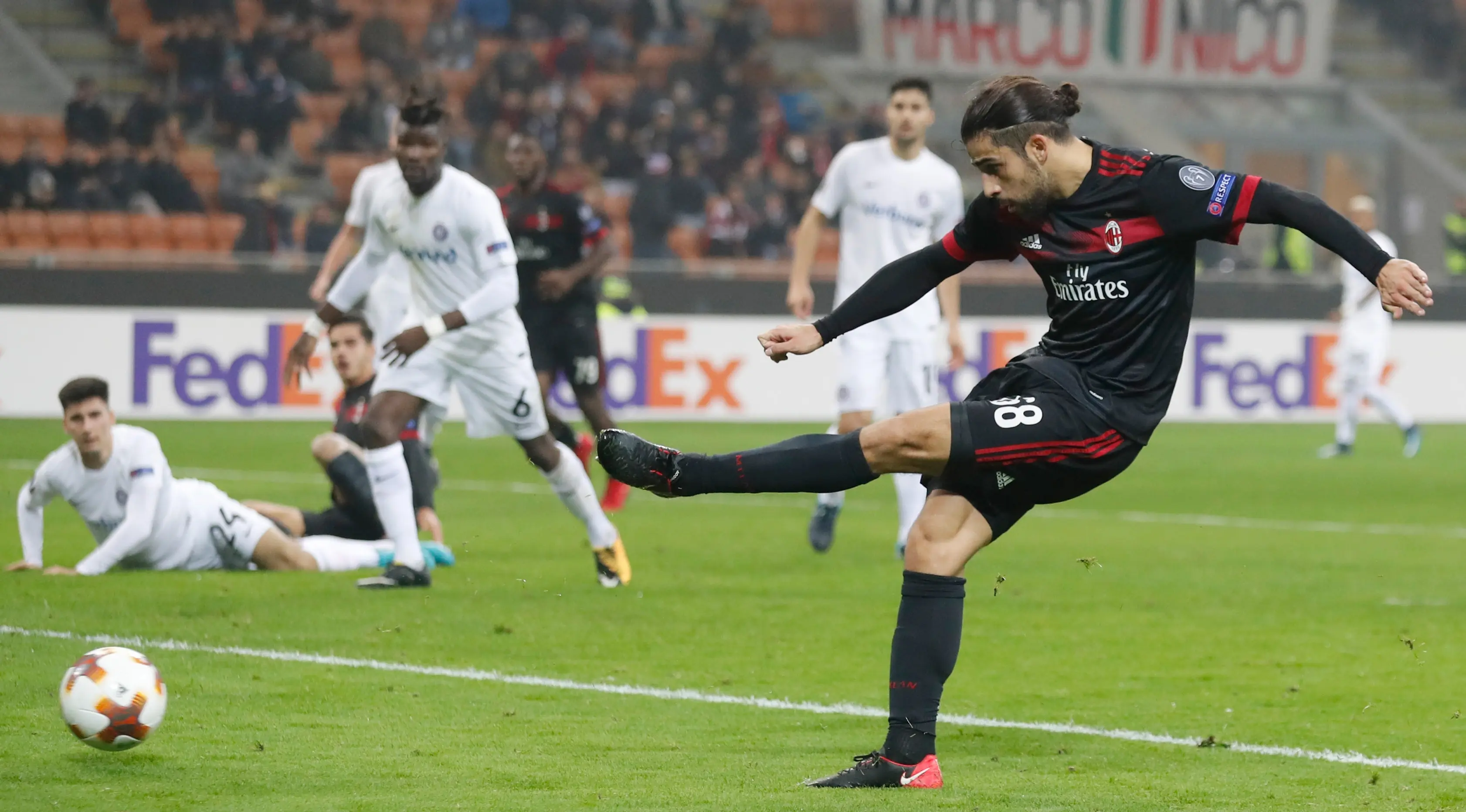 Pemain AC Milan, Ricardo Rodriguez melakukan tendangan ke gawang Austria Wien pada matchday kelima Liga Europa di Stadion San Siro, Jumat (24/11). AC Milan memastikan diri lolos sebagai juara Grup D usai menang 5-1. (AP/Antonio Calanni