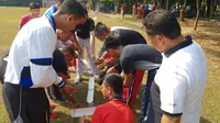 Keseruan para calon Paskibraka 2018 di arena outbond dadakan. (Foto: Liputan6.com/Aditya Eka Prawira)