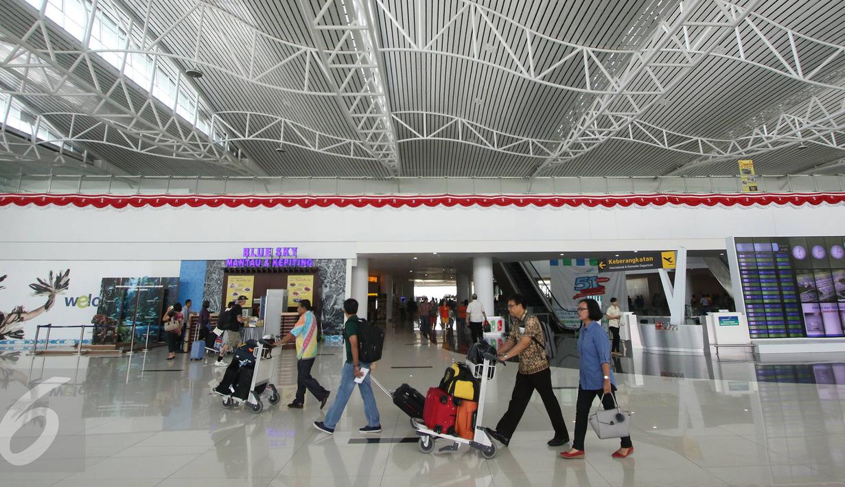 Bagian dalam dari Bandara Internasional Sultan Aji Muhammad Sulaiman (SAMS) Sepinggan Balikpapan, Kaltim, Selasa (27/10). Berdasarkan survei ASQ, bandara SAMS berhasil masuk peringkat 16 bandara terbaik sedunia. (Liputan6.com/Immanuel Antonius)