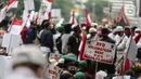 Massa aksi menolak omnibus law saat unjuk rasa di area sekitar Patung Kuda, Jakarta Pusat, Selasa (13/10/2020). Massa mulai berdatangan sejak pukul 11.10 WIB.  Kedatangan massa seiring dengan mobil komando aksi yang juga tiba di lokasi. (Liputan6.com/Faizal Fanani)