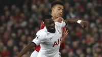 Gelandang Manchester United, Mason Greenwood berebut bola dengan pemain Tottenham Hotspur, Tanguy Ndombele pada pertandingan lanjutan Liga Inggris di Old Trafford, Rabu (4/12/2019). MU menang tipis atas Tottenham 2-1. (AP Photo/Rui Vieira)