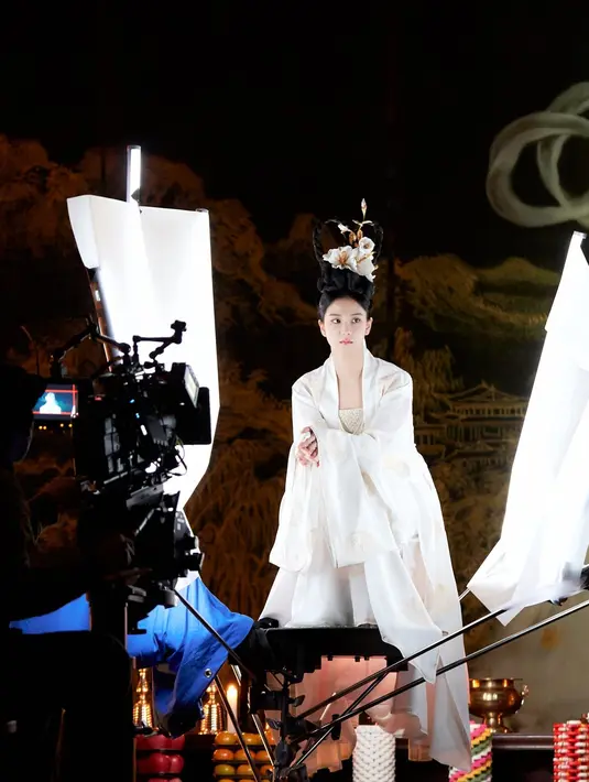 YG Entertainment membagikan foto-foto di balik layar saat Jisoo menjadi cameo di film  Dr. Cheon and Lost Talisman.  [Dok/YG Entertainment]