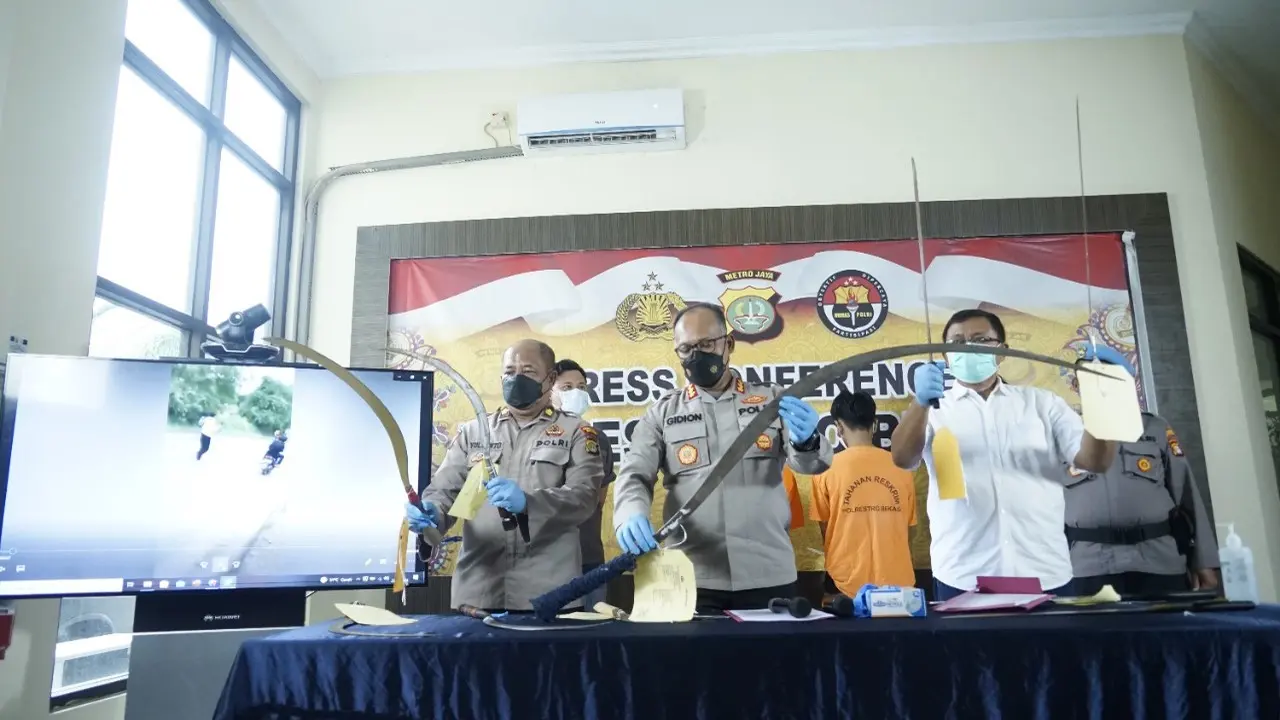 Polres Metro Bekasi Amankan Senjata Tajam yang Digunakan Saat Tawuran