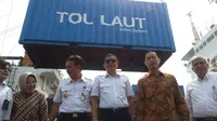 Menteri Perhubungan Ignasius Jonan bersama dengan Menteri Perdagangan Thomas Lembong meresmikan peluncuran Tol Laut di Pelabuhan Tanjung Priok, Jakarta, Rabu (4/11/2015). (Foto: Ilyas Istianur/Liputan6.com)