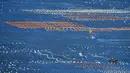 Foto yang diabadikan pada 10 November 2020 ini menunjukkan sebuah perahu nelayan berlayar di kawasan budi daya akuakultur di Wilayah Lianjiang, Provinsi Fujian, China tenggara. (Xinhua/Wei Peiquan)