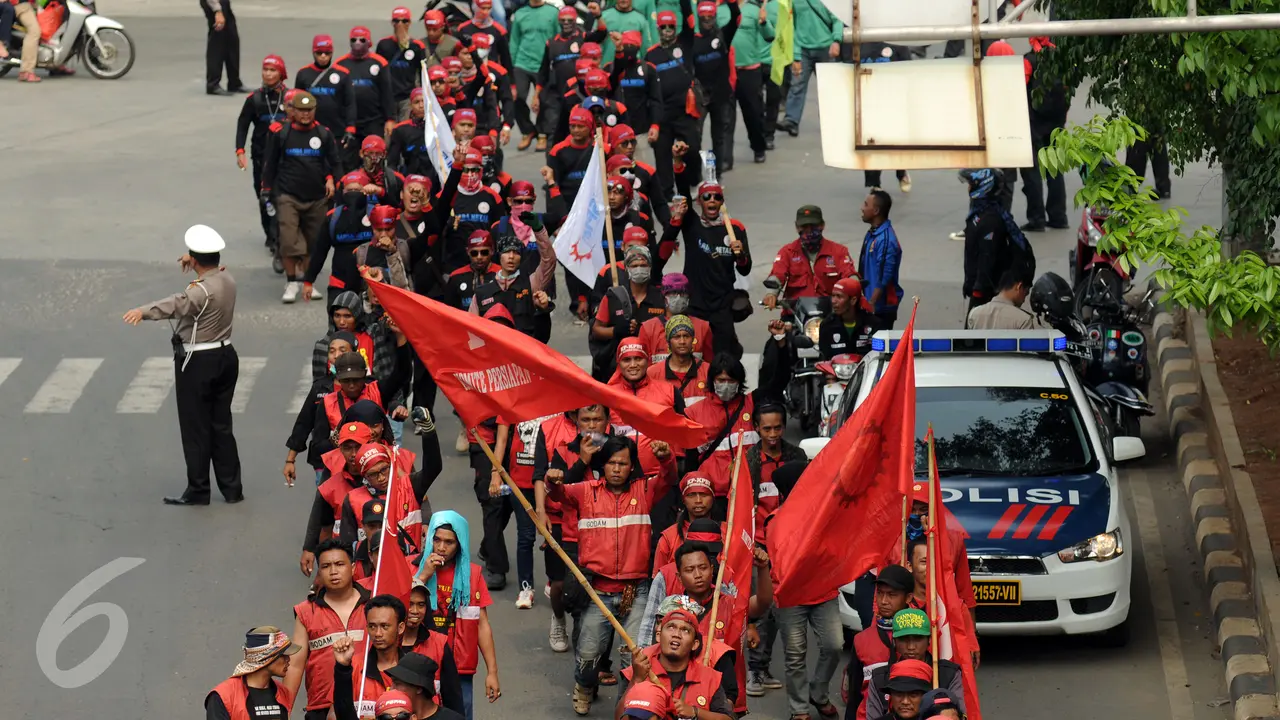 20151120-Usai Salat Jumat, Buruh Lanjutkan Long March ke Tugu Proklamasi-Jakarta