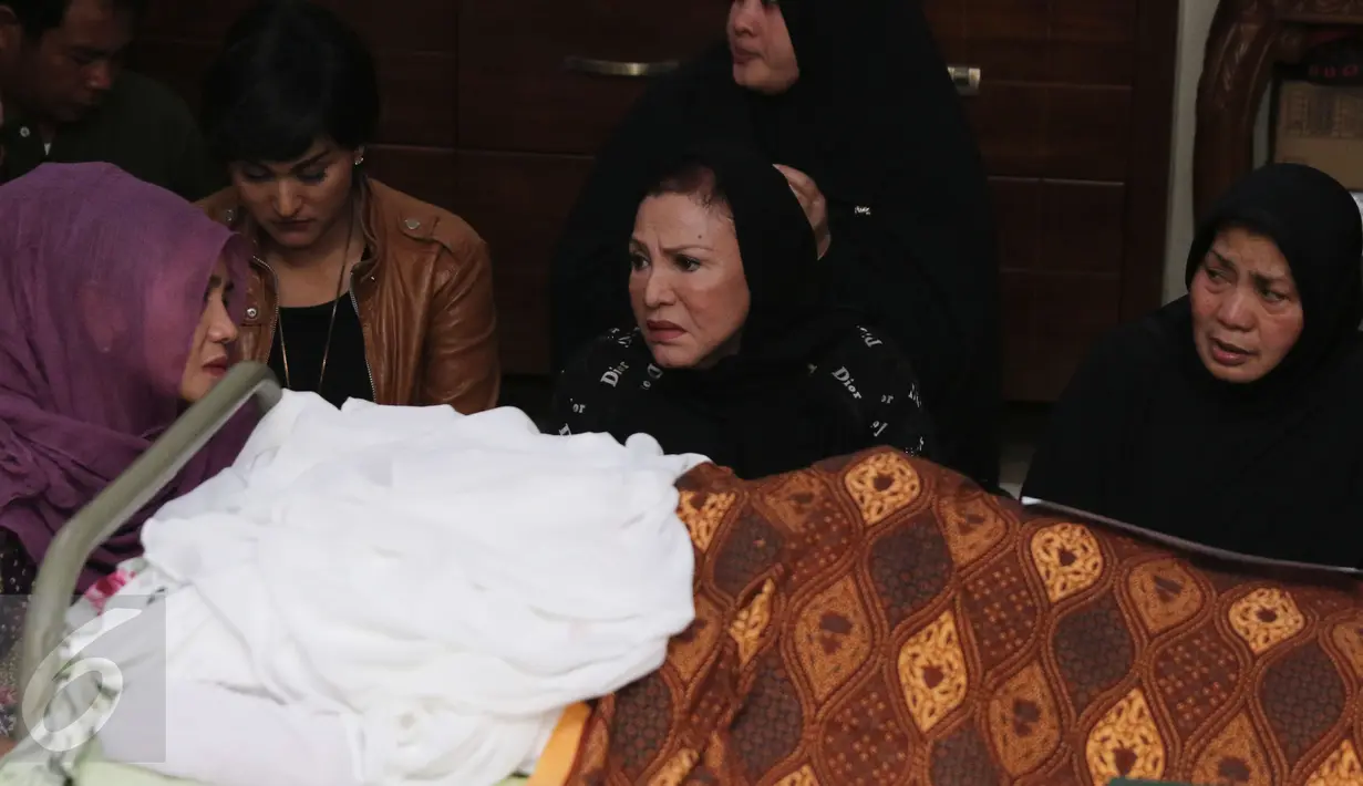 Artis senior Mpok Atiek duduk disamping jenazah Susiana, istri komedian Tukul Arwana, saat melayat ke rumah duka di Cipete, Jakarta, Selasa (23/8). Jenazah istri Tukul rencananya akan dimakamkan di TPU Jeruk Purut. (Liputan6.com/Herman Zakharia)