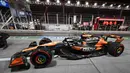 Grand Prix Las Vegas menjadi ujian ketahanan tersendiri bagi tim F1. Tampak dalam foto, pembalap McLaren asal Inggris, Lando Norris melakukan pit stop saat sesi latihan pertama Grand Prix Formula 1 Las Vegas pada 21 November 2024 di Las Vegas, Nevada. (Patrick T. Fallon/AFP)