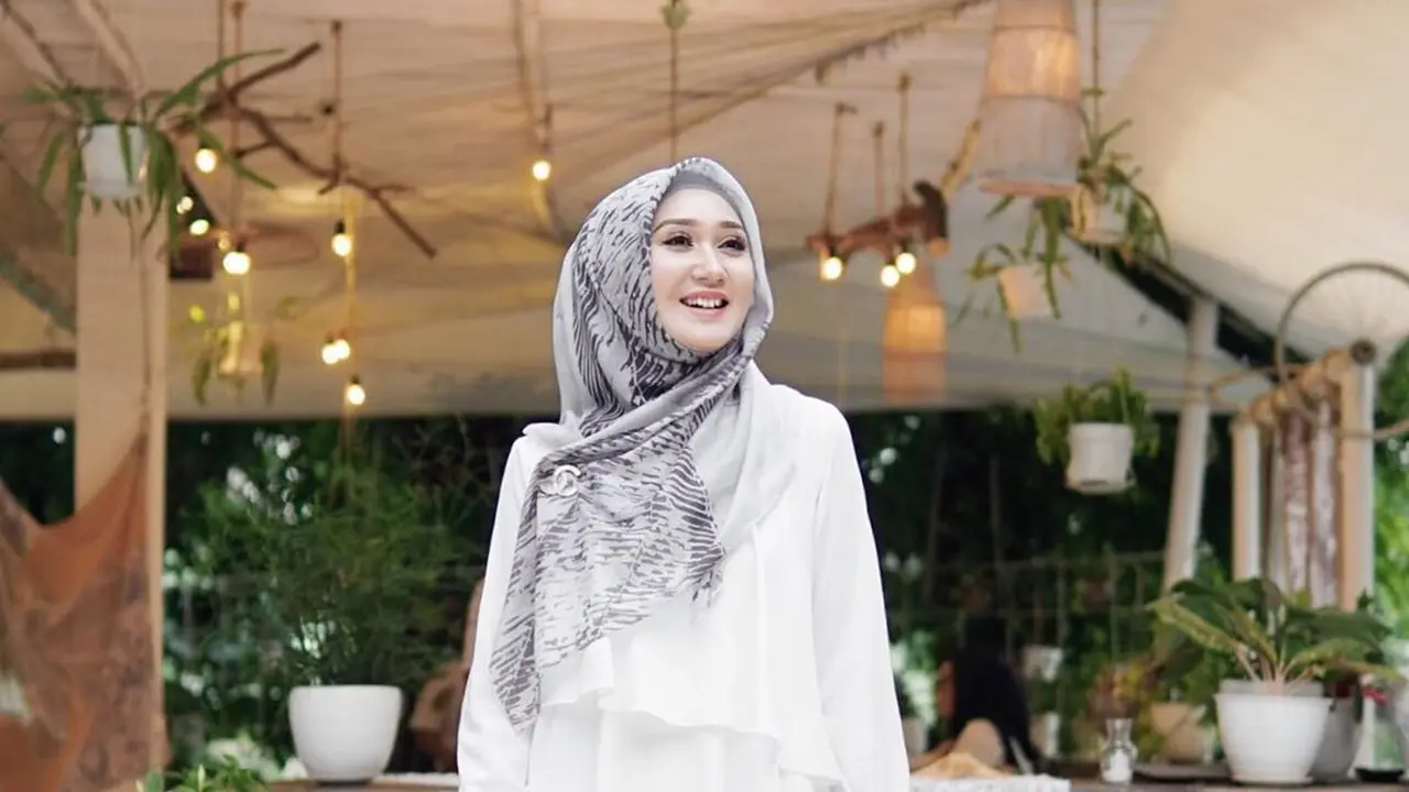 FOTO: Inspirasi Gaya Hijab Dian Pelangi, Simpel Namun Tetap Elegan