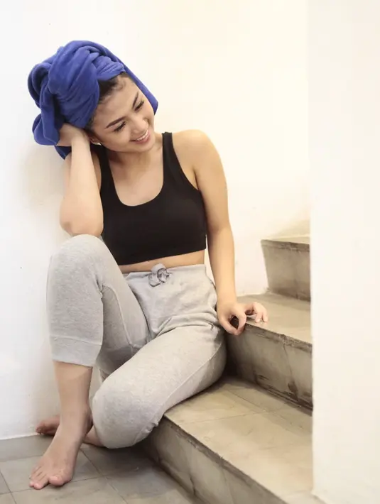 Dengan senyumnya yang manis, membuat kaum adam tak bosan-bosan saat melihatnya. (Foto: instagram.com/deliaahusein)