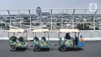 Odong-odong saat melintas di Flyover Cakung, Jakarta, Selasa (16/3/2021).  Progres pembangunan flyover yang menghubungkan kawasan Duren Sawit dengan Cakung tersebut saat ini telah mencapai 96,44 persen. (merdeka.com/Iqbal S. Nugroho)