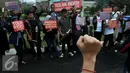 Sejumlah Demonstran dari Koalisi Masyarakat Sipil membawa pentungan menggelar Aksi di Depan gedung DPR, Jakarta, Rabu (17/2/2016). Dalam aksinya mereka menuntut  "Tolak Revisi UU KPK". (Liputan6.com/Johan Tallo)