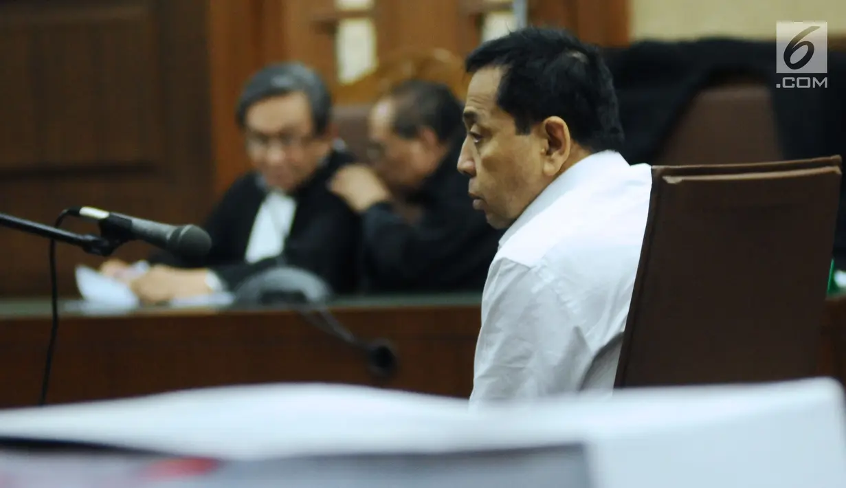 Terdakwa korupsi proyek E-KTP Setya Novanto saat mengikuti sidang perdana di Pengadilan Tipikor, Jakarta, Rabu (13/12). Sidang mendengarkan pembacaan dakwaan oleh JPU KPK setelah mengalami skors. (Liputan6.com/Helmi Fithriansyah)