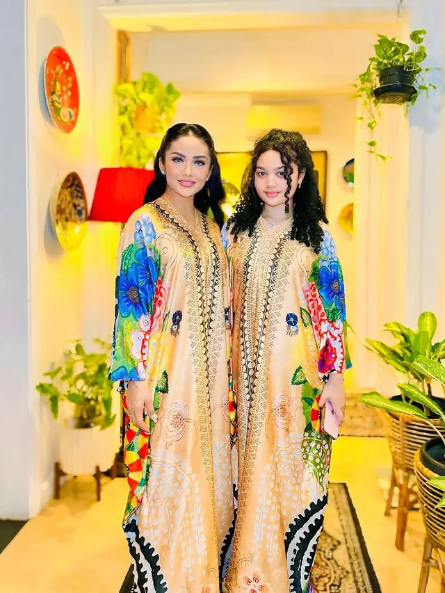 Gaya Kembar Krisdayanti dan Amora Lemos di Ulang Tahun Kartika Sary, Bak Pinang Dibelah Dua