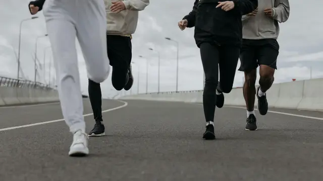 Beberapa orang sedang jogging