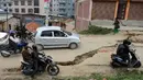 Jalan yang rusak mengakibatkan arus lalu lintas menjadi tersendat, Minggu (26/4/2015). Gempa berkekuatan 7,8 Skala Richter dikabarkan telah menelan korban sekitar 2000 jiwa. (AFP Photo/Prakash Mathema)
