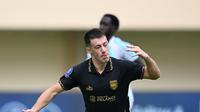 Selebrasi winger Borneo FC Samarinda, Mariano Peralta usai membobol gawang PSBS Biak lewat tendangan penalti dalam laga pekan kedua BRI Super League 2025/2026 di Stadion Maguwoharjo, Sleman, Senin (18/8/2025). (Dok. Borneo FC Samarinda).