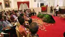 Presiden Jokowi memberikan sambutan saat menerima kedatangan perwakilan nelayan di Istana Negara, Jakarta, Selasa (8/5). (Liputan6.com/Angga Yuniar)