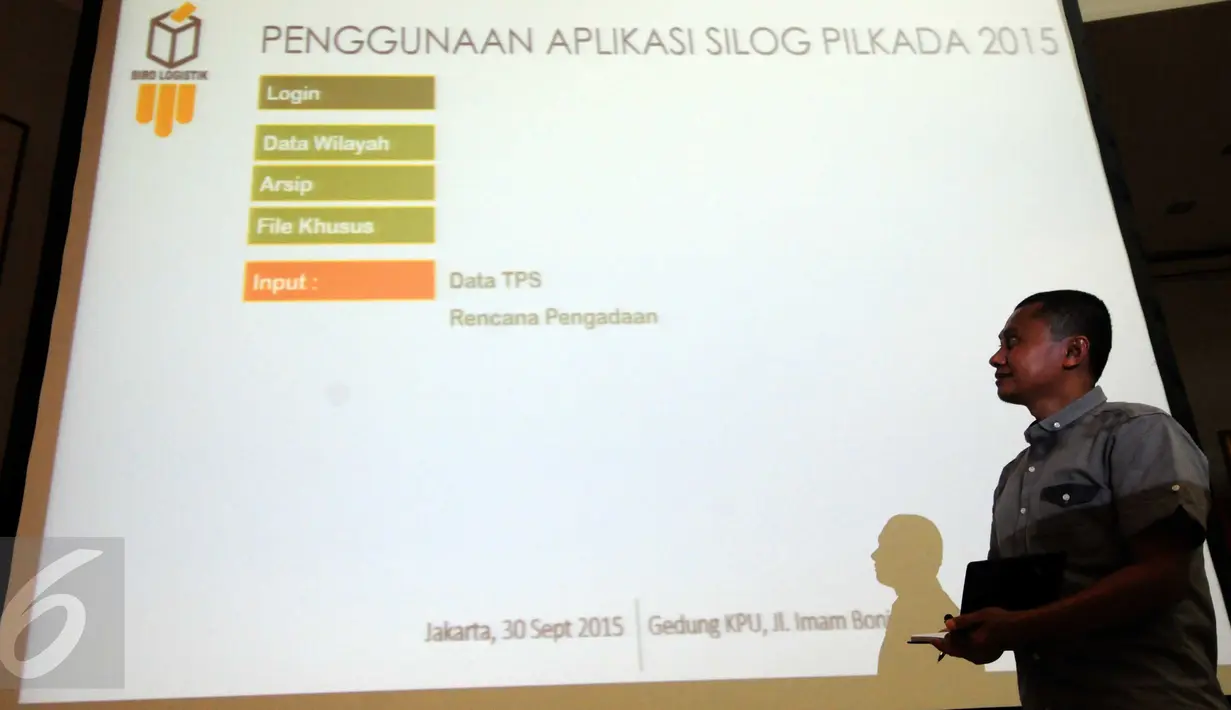 Petugas menjelaskan tentang penggunaan aplikasi sistem informasi logistik (Silog) Pilkada 2015 saat rakor di Kantor KPU Pusat, Jakarta, Rabu (30/9/2015). Rapat dipimpin komisioner KPU Hadar Nafis Gumay dan Arief Budiman. (Liputan6.com/Helmi Afandi)